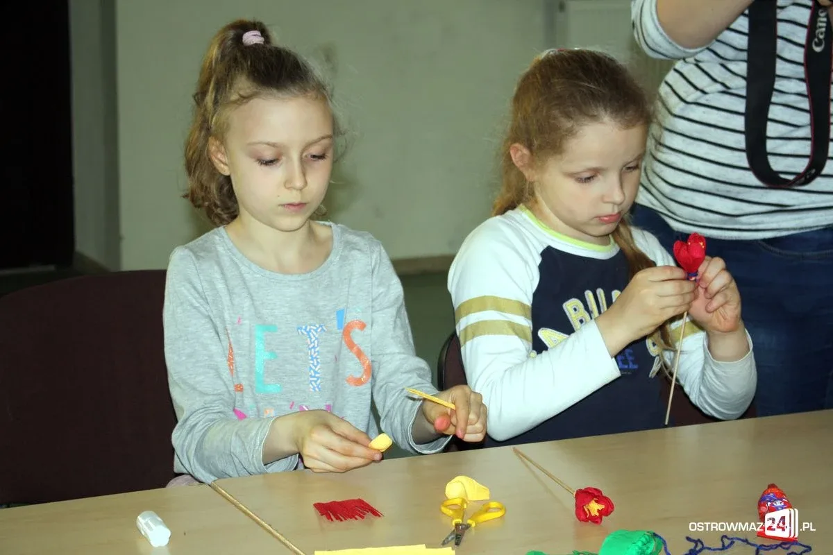 Najmłodsi tworzyli kwiaty z bibuły (zdjęcia)