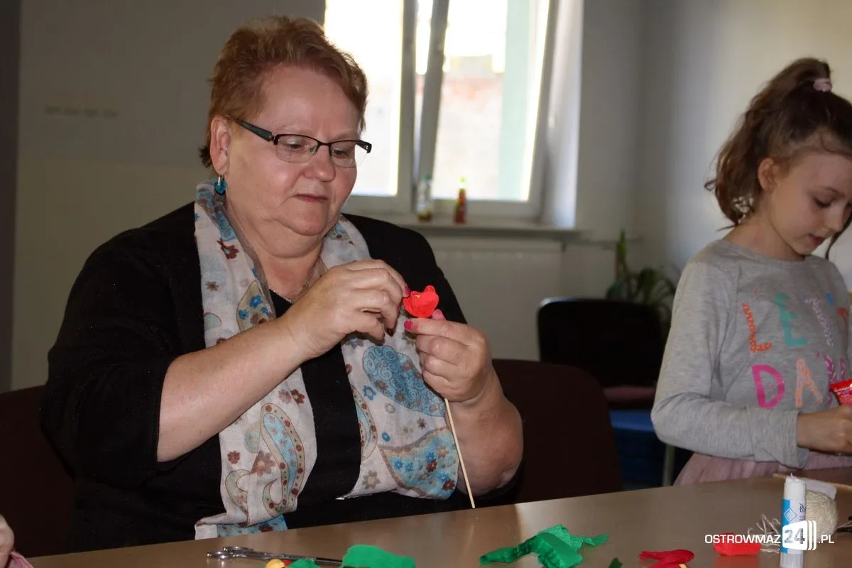 Najmłodsi tworzyli kwiaty z bibuły (zdjęcia)