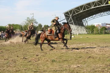 Pokazy jeździeckie kawalerzystów (zdjęcia)