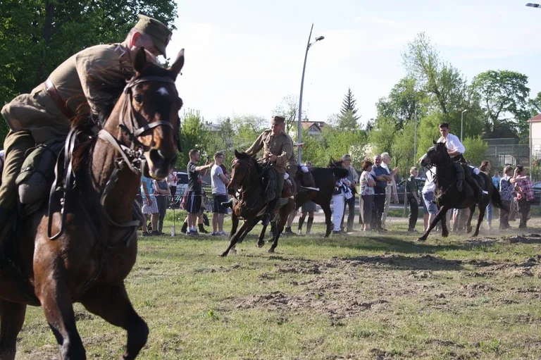 Pokazy jeździeckie kawalerzystów (zdjęcia)