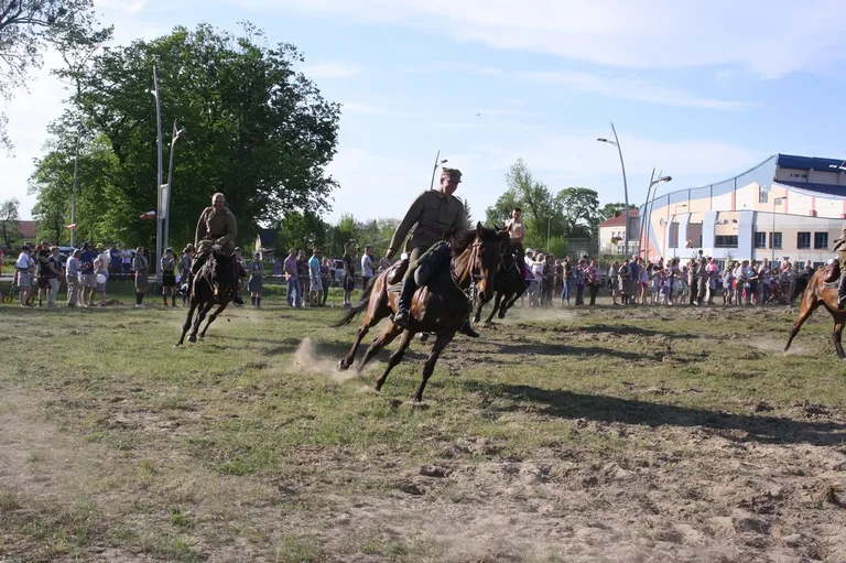 Pokazy jeździeckie kawalerzystów (zdjęcia)