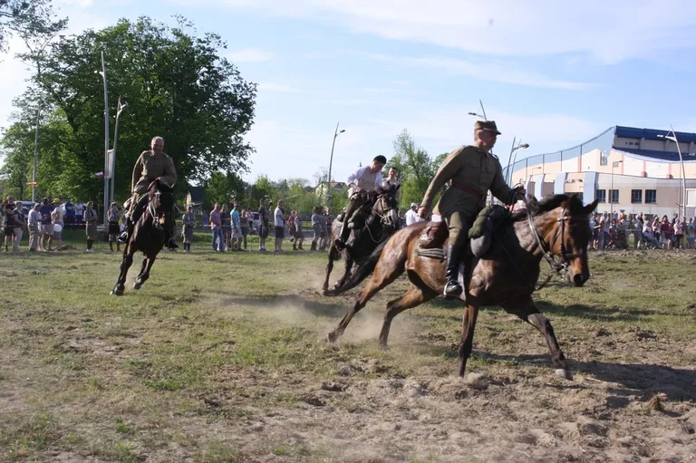 Pokazy jeździeckie kawalerzystów (zdjęcia)