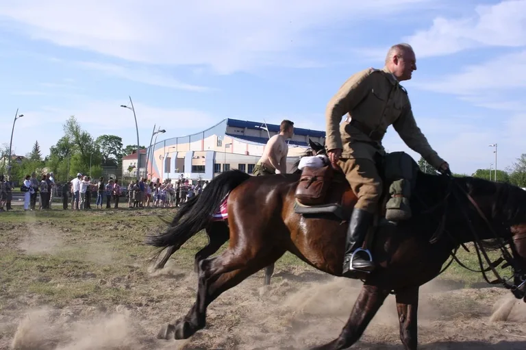 Pokazy jeździeckie kawalerzystów (zdjęcia)