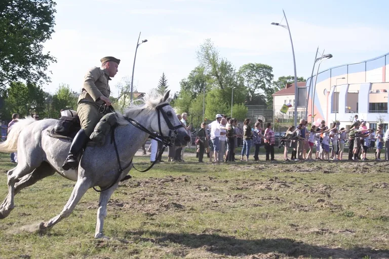 Pokazy jeździeckie kawalerzystów (zdjęcia)