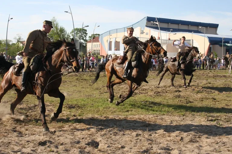 Pokazy jeździeckie kawalerzystów (zdjęcia)