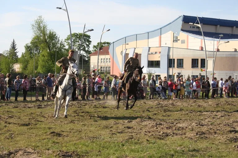 Pokazy jeździeckie kawalerzystów (zdjęcia)