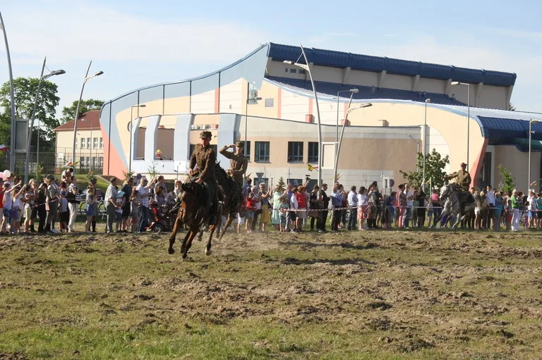 Pokazy jeździeckie kawalerzystów (zdjęcia)