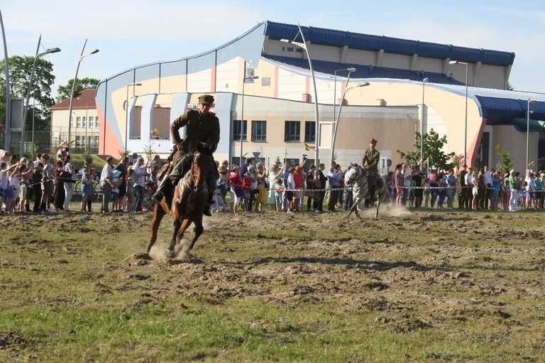 Pokazy jeździeckie kawalerzystów (zdjęcia)