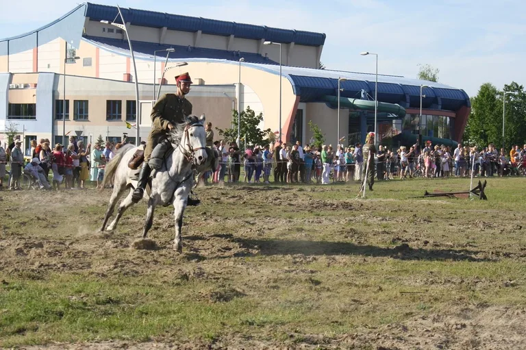 Pokazy jeździeckie kawalerzystów (zdjęcia)