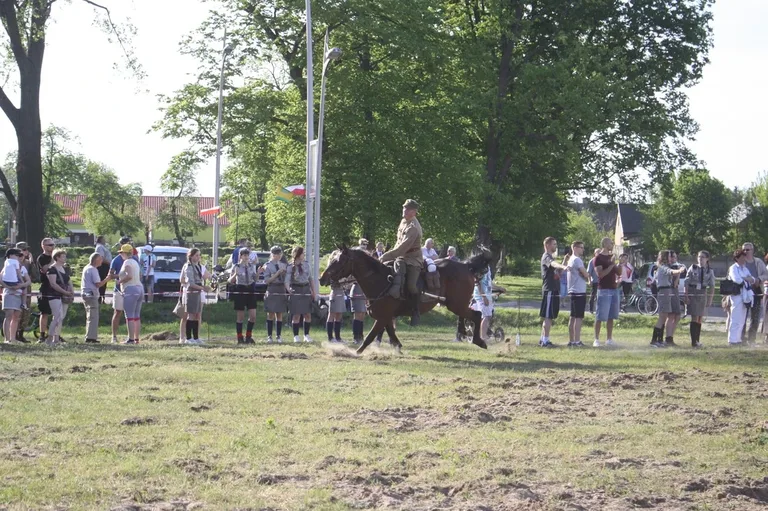 Pokazy jeździeckie kawalerzystów (zdjęcia)