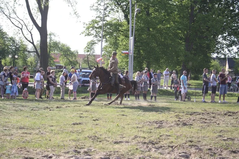 Pokazy jeździeckie kawalerzystów (zdjęcia)