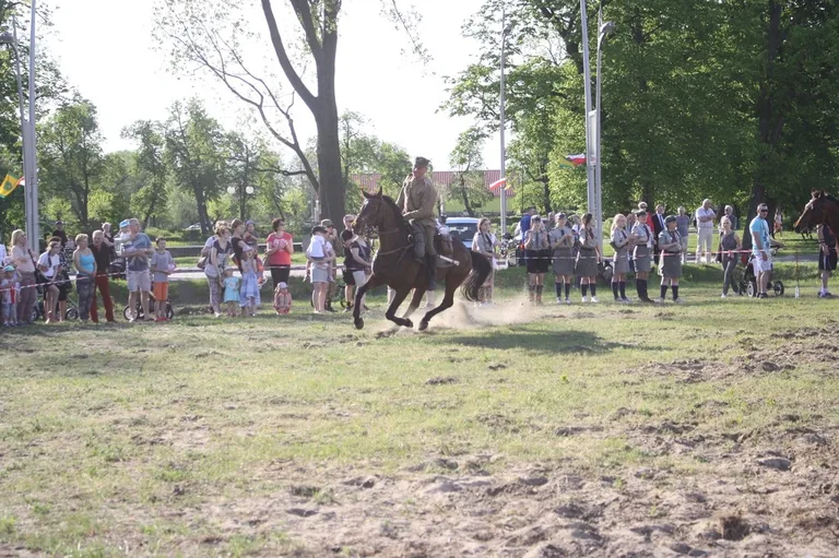 Pokazy jeździeckie kawalerzystów (zdjęcia)