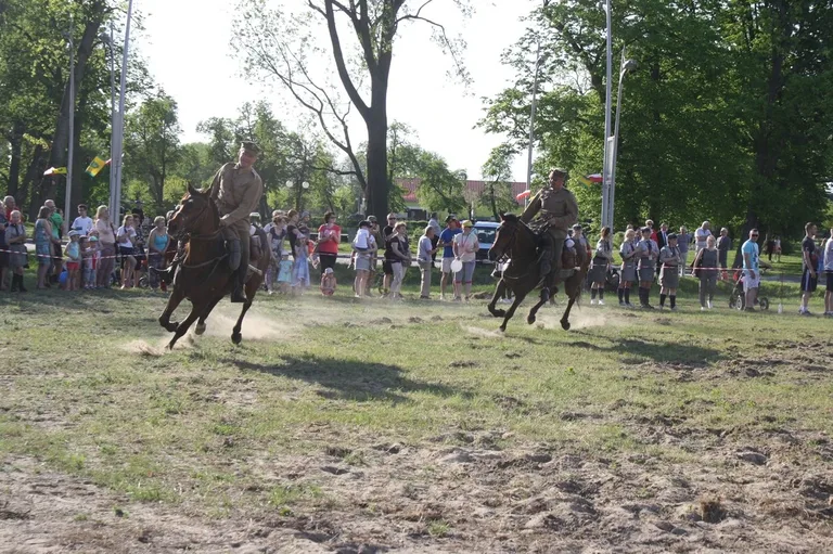 Pokazy jeździeckie kawalerzystów (zdjęcia)