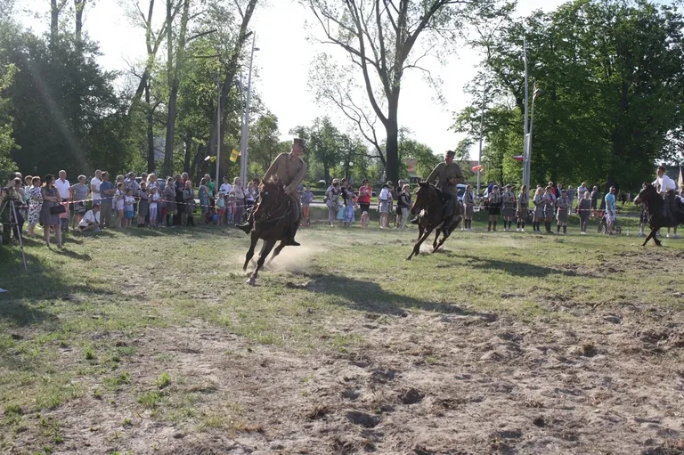 Pokazy jeździeckie kawalerzystów (zdjęcia)