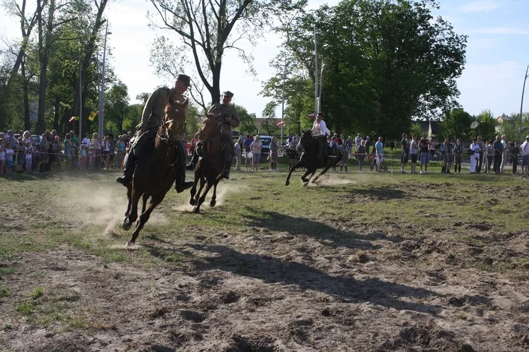 Pokazy jeździeckie kawalerzystów (zdjęcia)