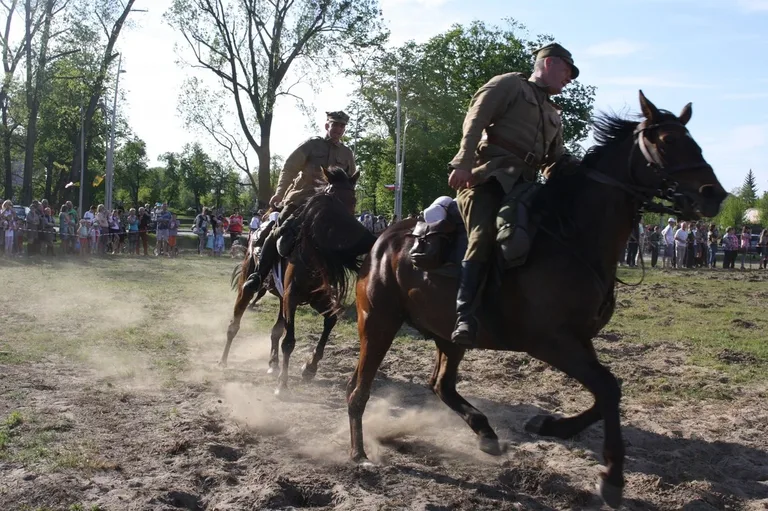 Pokazy jeździeckie kawalerzystów (zdjęcia)