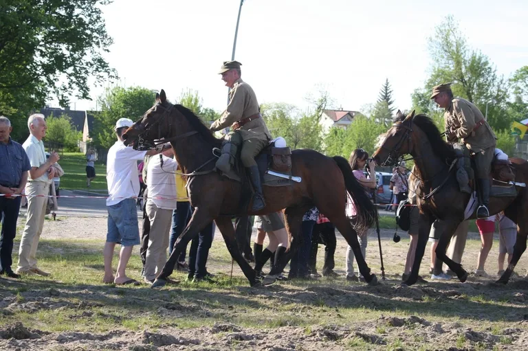 Pokazy jeździeckie kawalerzystów (zdjęcia)