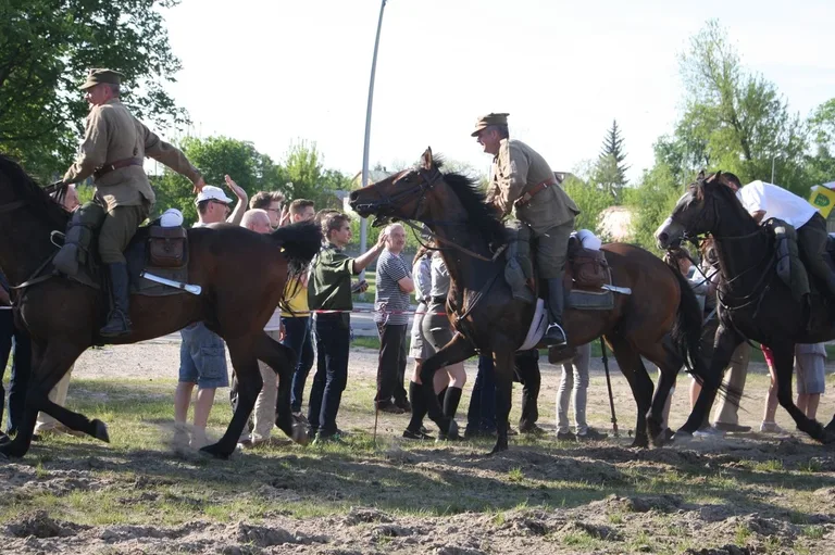 Pokazy jeździeckie kawalerzystów (zdjęcia)