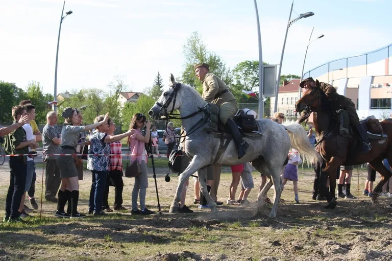 Pokazy jeździeckie kawalerzystów (zdjęcia)