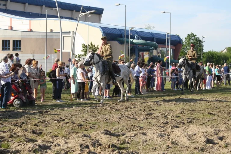 Pokazy jeździeckie kawalerzystów (zdjęcia)