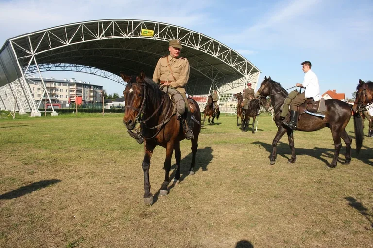 Pokazy jeździeckie kawalerzystów (zdjęcia)