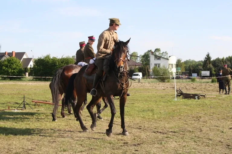 Pokazy jeździeckie kawalerzystów (zdjęcia)