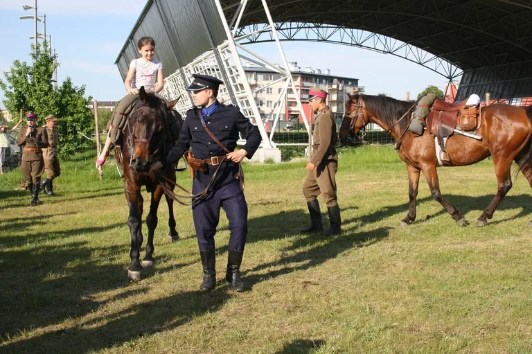 Pokazy jeździeckie kawalerzystów (zdjęcia)