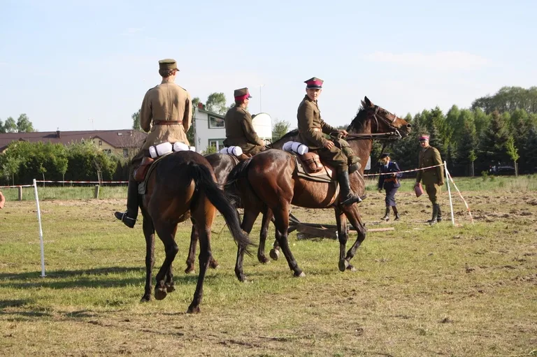 Pokazy jeździeckie kawalerzystów (zdjęcia)
