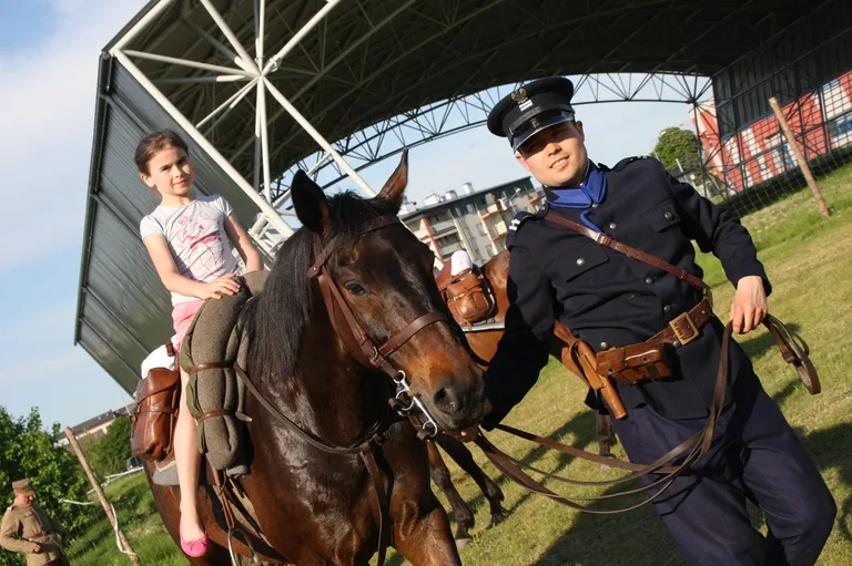 Pokazy jeździeckie kawalerzystów (zdjęcia)