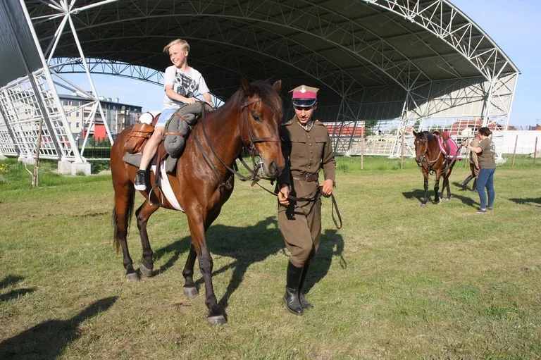 Pokazy jeździeckie kawalerzystów (zdjęcia)