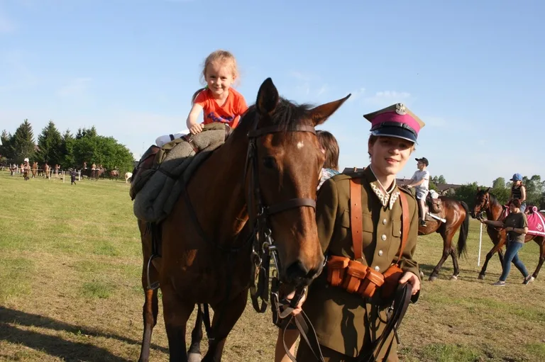 Pokazy jeździeckie kawalerzystów (zdjęcia)