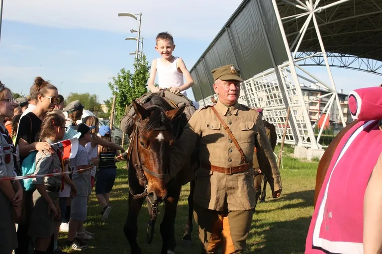 Pokazy jeździeckie kawalerzystów (zdjęcia)