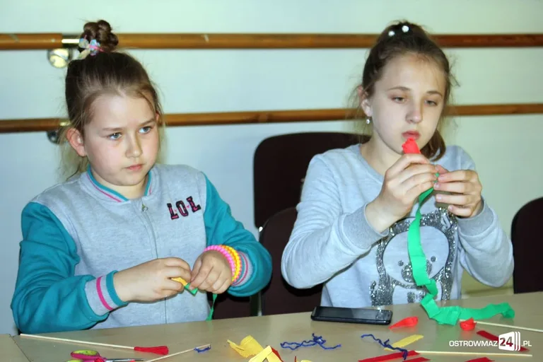 Najmłodsi tworzyli kwiaty z bibuły (zdjęcia)