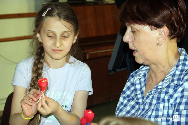 Najmłodsi tworzyli kwiaty z bibuły (zdjęcia)