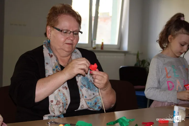 Najmłodsi tworzyli kwiaty z bibuły (zdjęcia)
