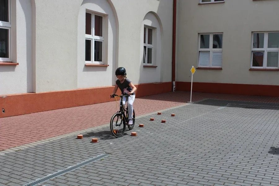 Uczniowie "Jedynki" z kartami rowerowymi (zdjęcia)