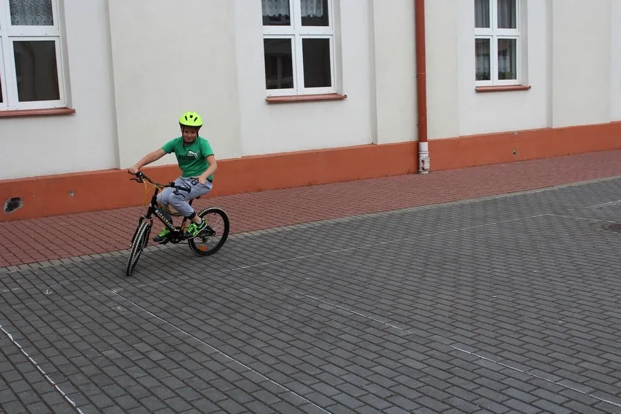 Uczniowie "Jedynki" z kartami rowerowymi (zdjęcia)