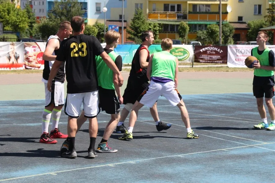 Zacięte batalie w streetballu (zdjęcia, wideo)