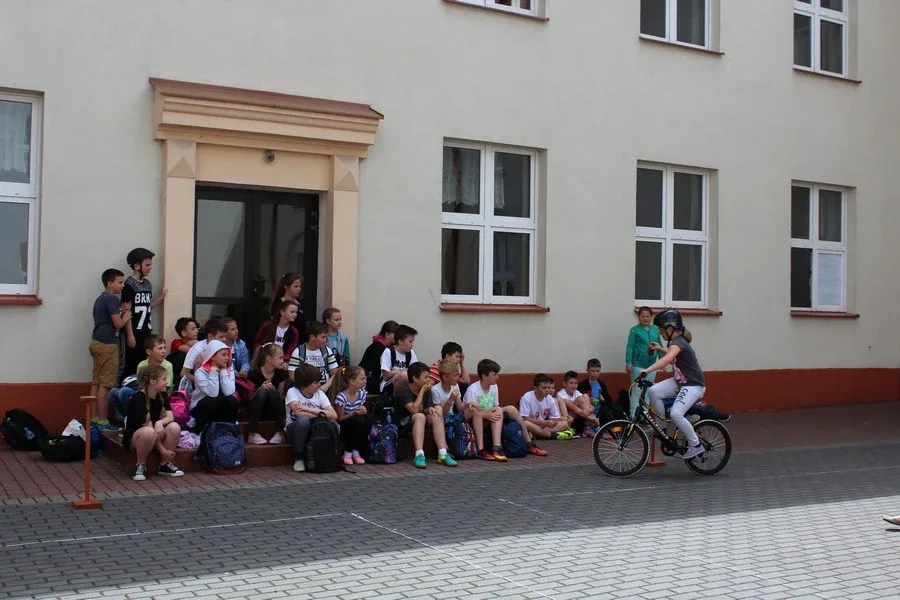Uczniowie "Jedynki" z kartami rowerowymi (zdjęcia)