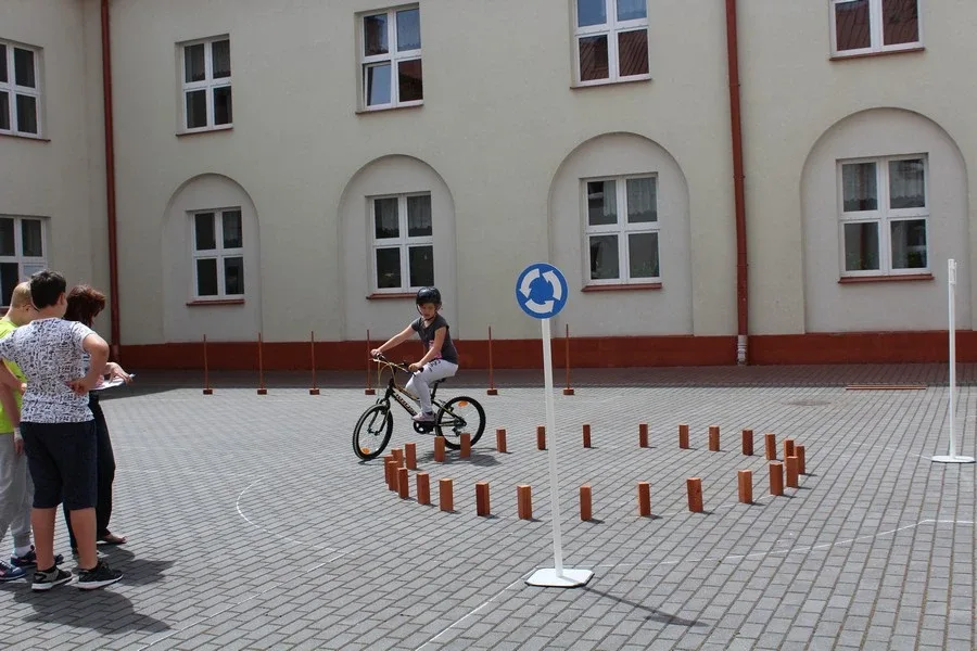 Uczniowie "Jedynki" z kartami rowerowymi (zdjęcia)