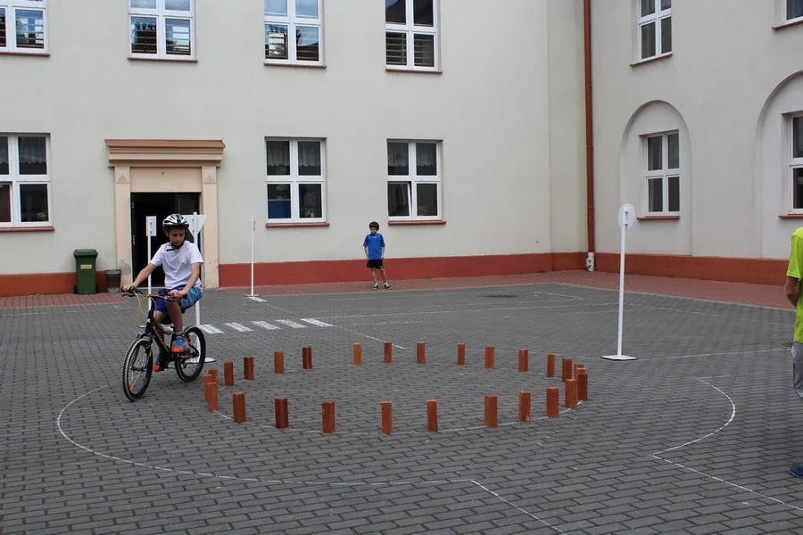 Uczniowie "Jedynki" z kartami rowerowymi (zdjęcia)