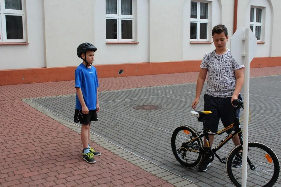 Uczniowie "Jedynki" z kartami rowerowymi (zdjęcia)