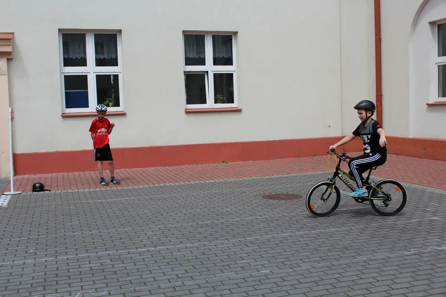 Uczniowie "Jedynki" z kartami rowerowymi (zdjęcia)
