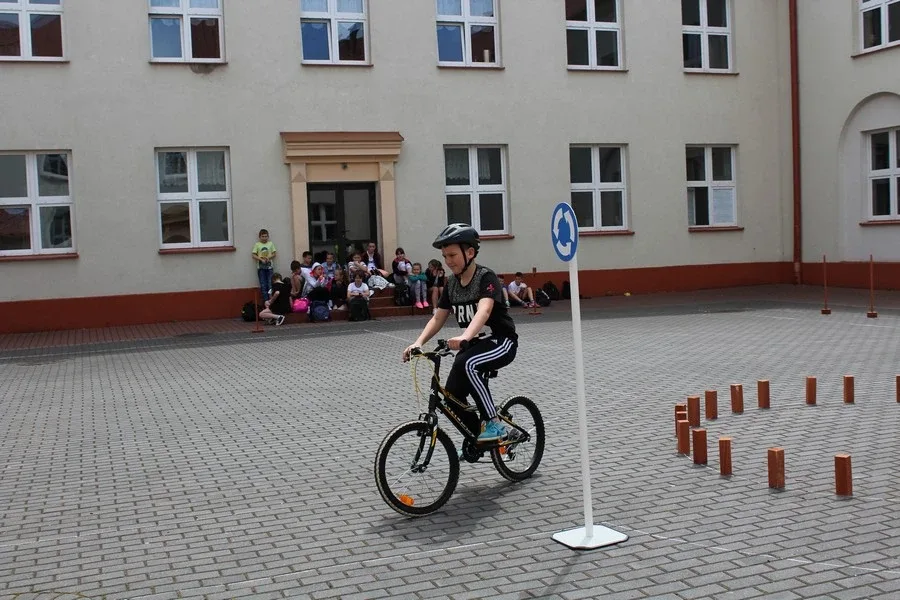 Uczniowie "Jedynki" z kartami rowerowymi (zdjęcia)