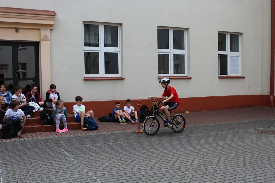 Uczniowie "Jedynki" z kartami rowerowymi (zdjęcia)