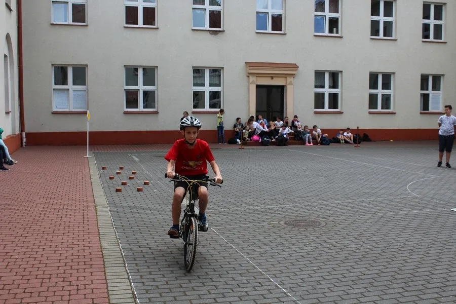 Uczniowie "Jedynki" z kartami rowerowymi (zdjęcia)