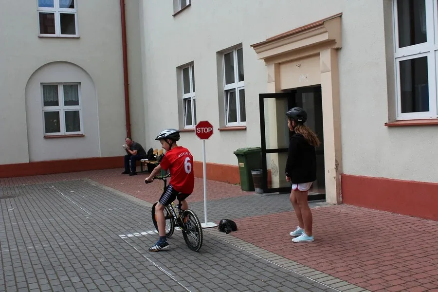 Uczniowie "Jedynki" z kartami rowerowymi (zdjęcia)