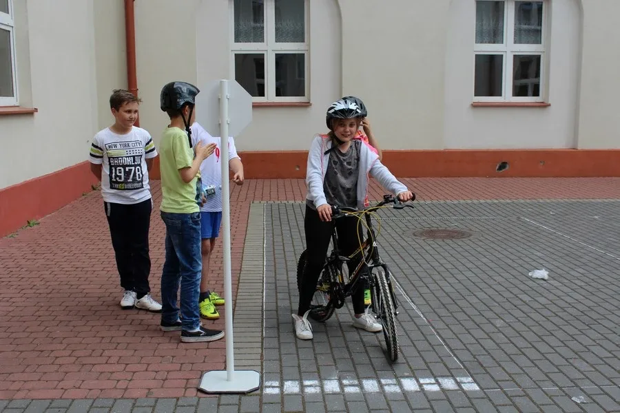 Uczniowie "Jedynki" z kartami rowerowymi (zdjęcia)