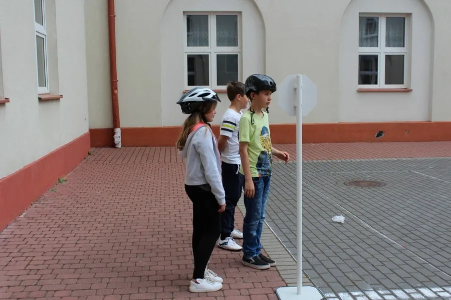 Uczniowie "Jedynki" z kartami rowerowymi (zdjęcia)