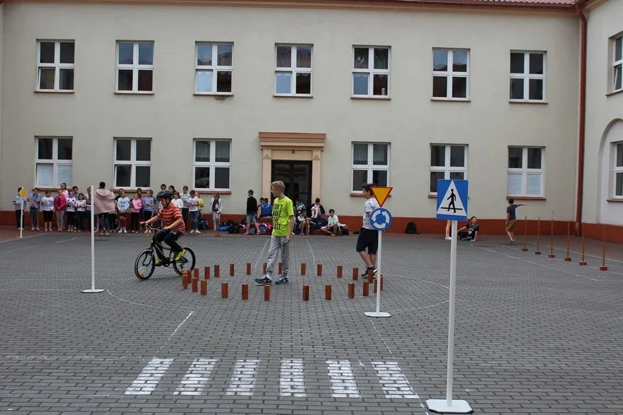 Uczniowie "Jedynki" z kartami rowerowymi (zdjęcia)